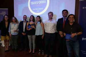 Aparece ocho personas, una al lado de la otra, posando para la foto ya que son las y los representantes de las empresas que obtuvieron el Sello Transforma 2022, de Fundación Proyecto B.