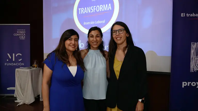 Aparecen tres personas, al medio está Trinidad Luengo, presidenta de Fundación Proyecto B y a su costado izquierdo aparece Rocío Espinoza, directora ejecutiva de Fundación MC.