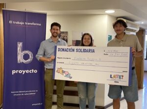 Equipo de Late! y Proyecto B sosteniendo donación solidaria